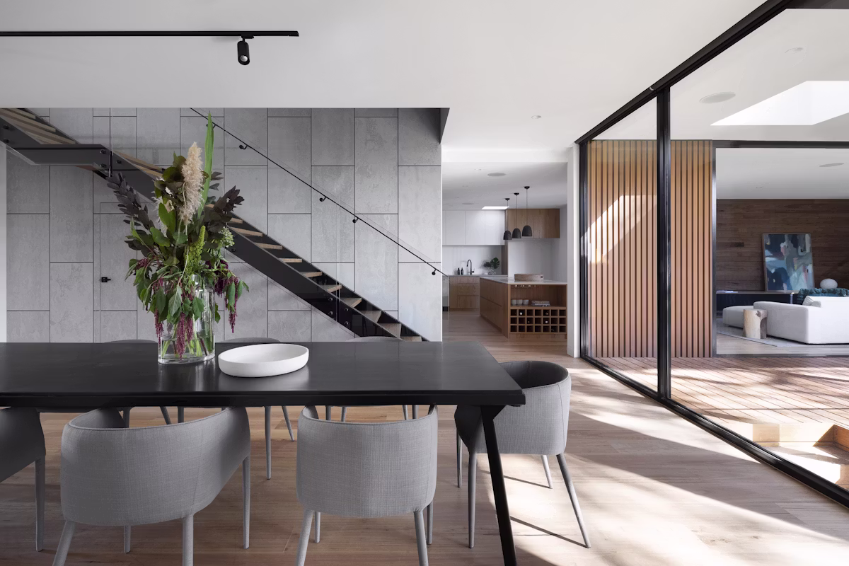 Heller Wohnraum mit modernen Fenstern