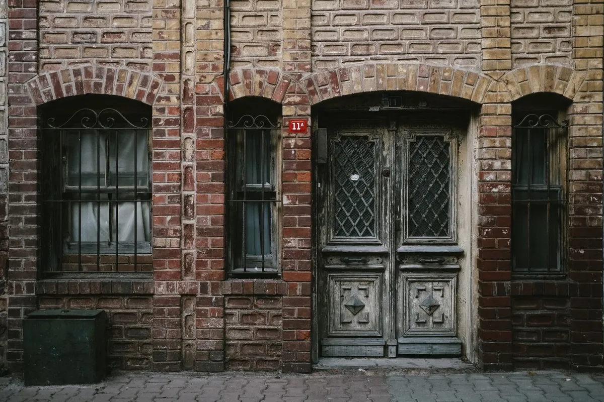 Alte Holzhaustür in einer Backsteinfassade
