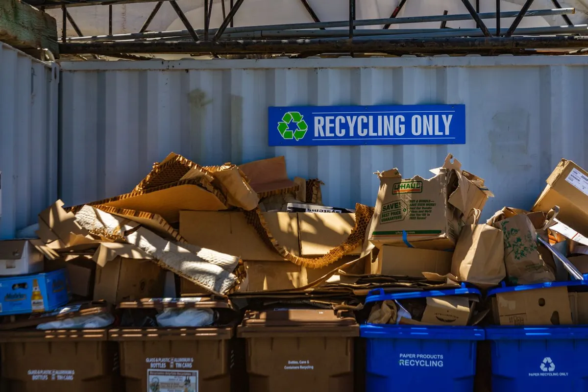 Sammelbehälter für getrennte Abfälle auf einem Recyclinghof